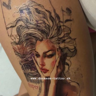 Žena - farebné dočasné tetovanie